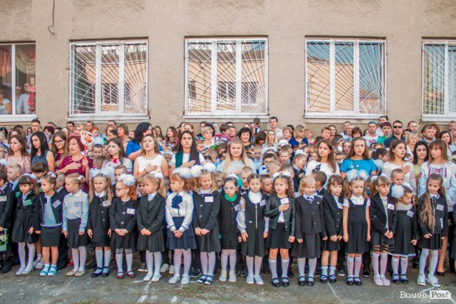 Квіти, вітання та усміхнені першачки: у луцькій школі №9 пролунав перший дзвоник. ФОТО