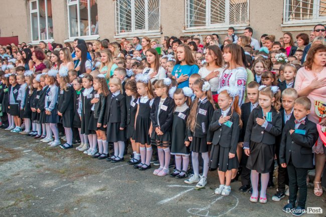 Квіти, вітання та усміхнені першачки: у луцькій школі №9 пролунав перший дзвоник. ФОТО