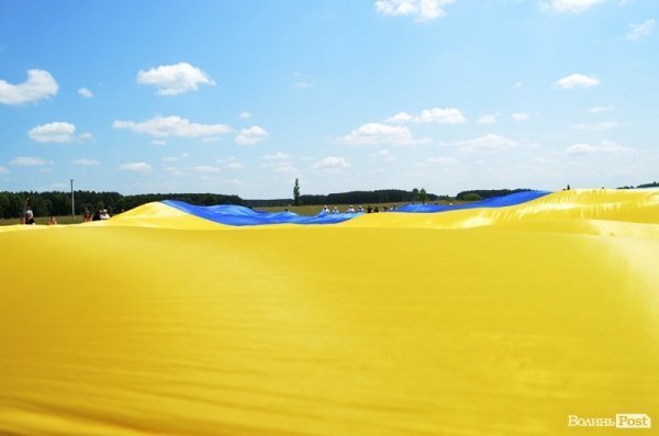 Під Берестечком розгорнули прапор України довжиною 60 метрів. ФОТО