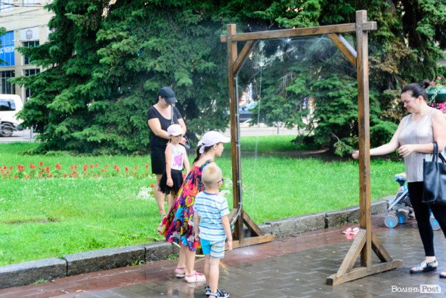 Нестерпні градуси: лучани рятуються від спеки під холодними бризками вуличних душів. ФОТО