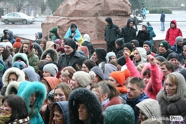 Студенти СНУ мітингували під головним корпусом. ФОТО