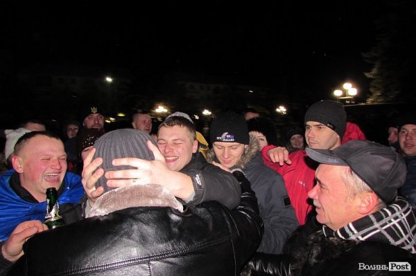 Як у Володимирі-Волинському зустрічали звільнених з полону бійців. ФОТО