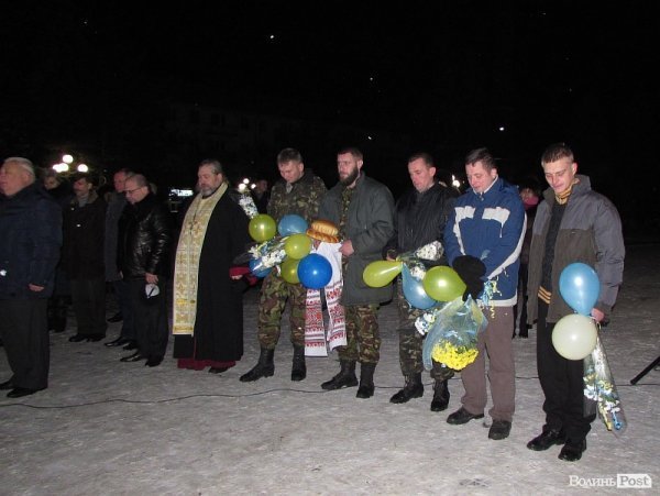 Як у Володимирі-Волинському зустрічали звільнених з полону бійців. ФОТО