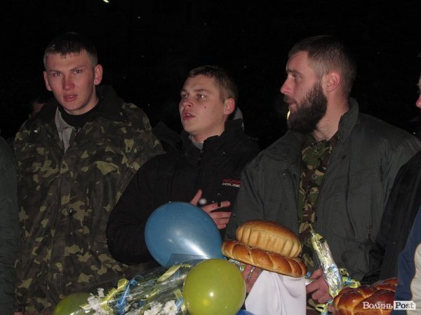 Як у Володимирі-Волинському зустрічали звільнених з полону бійців. ФОТО