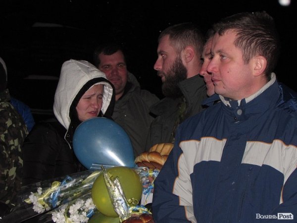 Як у Володимирі-Волинському зустрічали звільнених з полону бійців. ФОТО