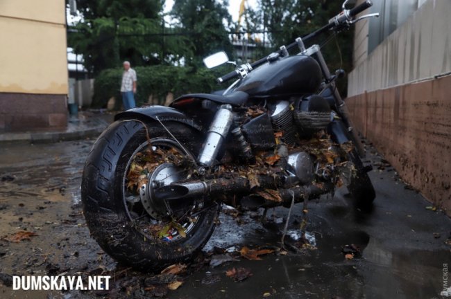 Зруйновані вулиці та затоплені автомобілі: Одесу накрила сильна злива. ВІДЕО