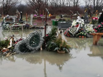 У Мукачеві затопило цвинтар. ФОТО