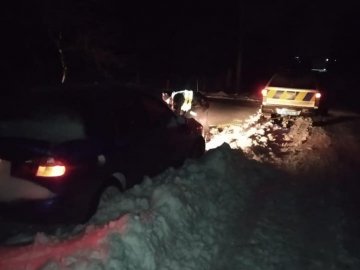 Волинські поліцейські допомогли водію витягти автомобіль зі снігового замету