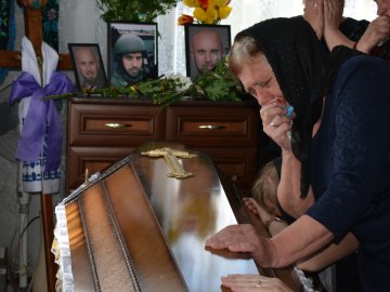 Мати поховала вже третю дитину: на Волині попрощалися із Героєм Олександром Бишевичем