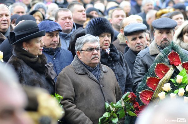 Фото прощання з міським головою Луцька Миколою Романюком