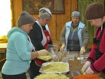 Волонтерки з села на Волині готують їжу для 200 бійців, які перебувають на реабілітації. ВІДЕО