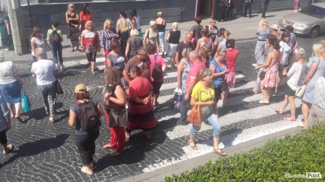 «Коли вже та міськрада нажереться». У Луцьку мітингують люди з Старого ринку. ОНОВЛЮЄТЬСЯ