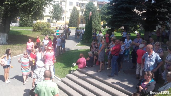 «Коли вже та міськрада нажереться». У Луцьку мітингують люди з Старого ринку. ОНОВЛЮЄТЬСЯ