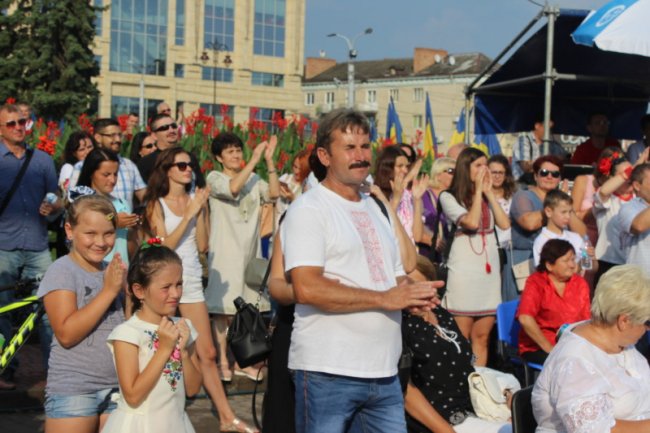 Сучасно та віртуозно: у Луцьку «Шпилясті кобзарі» вразили грою на бандурі. ФОТО