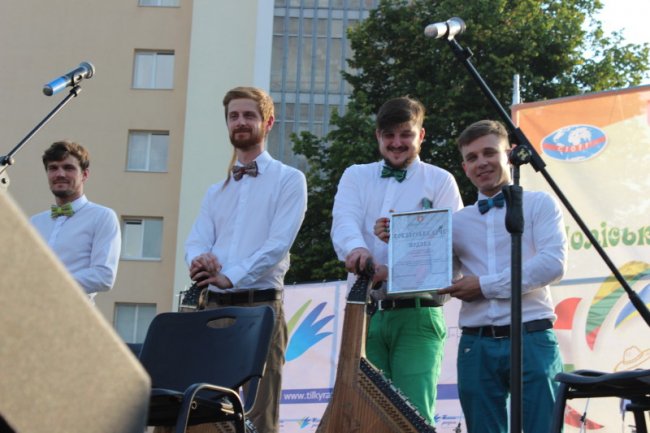 Сучасно та віртуозно: у Луцьку «Шпилясті кобзарі» вразили грою на бандурі. ФОТО