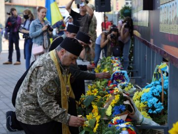 Із соняшниками в руках та зі сльозами на очах: як лучани вшанували пам’ять загиблих в АТО/ООС захисників України. ФОТО 