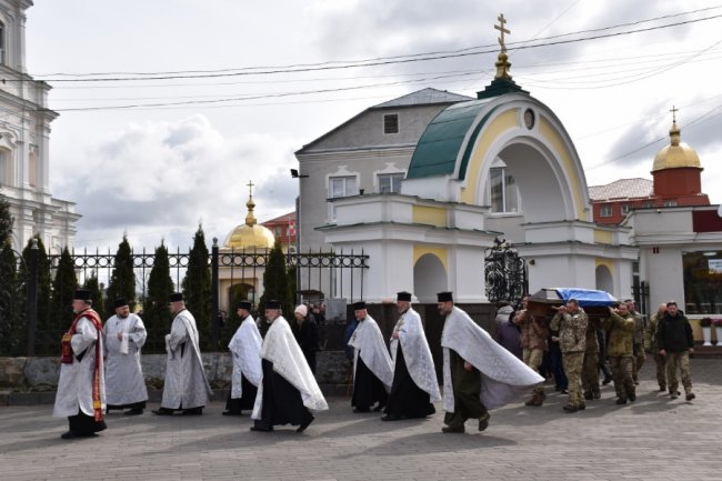 У Луцьку попрощалися з військовим Віталієм Шендриком, який захищав Маріуполь. ФОТО