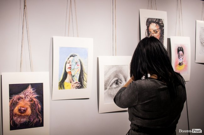 Точність ліній та глибина поглядів: у луцькому «Промені» презентували виставку Вікторії Марценюк