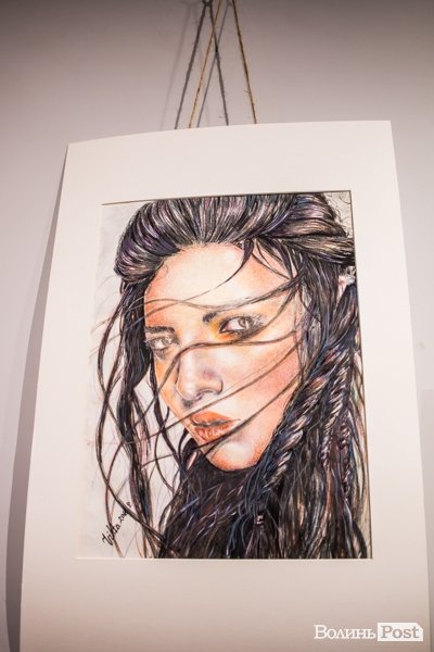 Точність ліній та глибина поглядів: у луцькому «Промені» презентували виставку Вікторії Марценюк