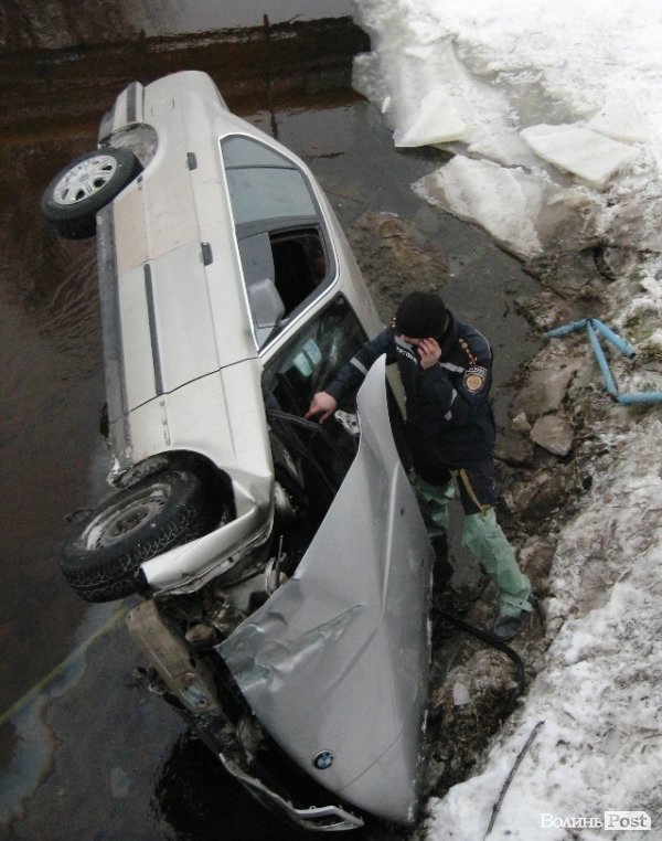 BMW на швидкості протаранила міст і впала в річку. ФОТО