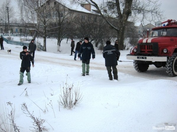 BMW на швидкості протаранила міст і впала в річку. ФОТО