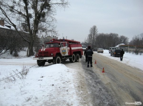 BMW на швидкості протаранила міст і впала в річку. ФОТО