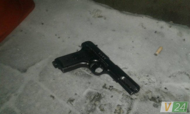 У Луцьку біля нічного клубу молодики розмахували зброєю. ФОТО