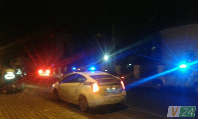 У Луцьку біля нічного клубу молодики розмахували зброєю. ФОТО