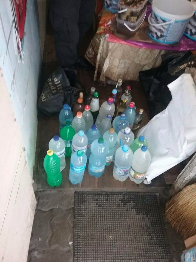 На луцькому ринку вилучили 36 літрів сурогату. ФОТО