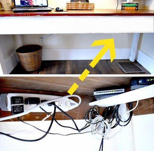 Прибийте гачки до внутрішньої частини кришки столу, щоб підвісити на них дроти і, таким чином, приховати їх з виду