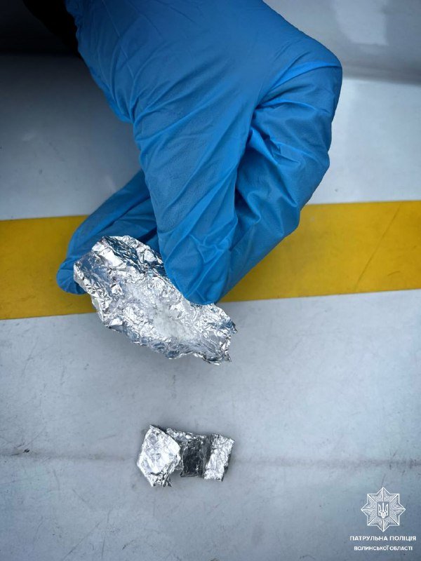 Втікаючи, перекинув 15 згортків через паркан: у Луцьку затримали чоловіка з наркотичними речовинами