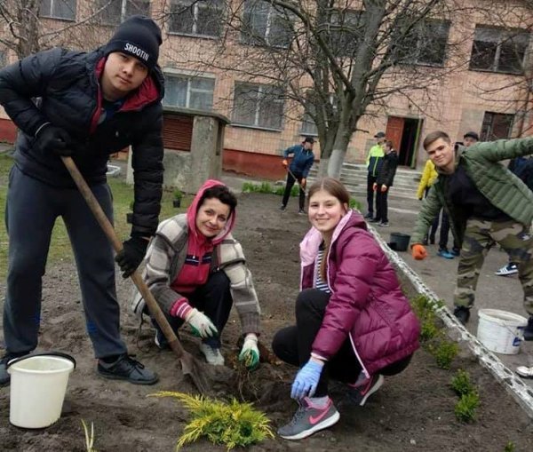 Волинські школярі висадили «Клумбу дружби». ФОТО