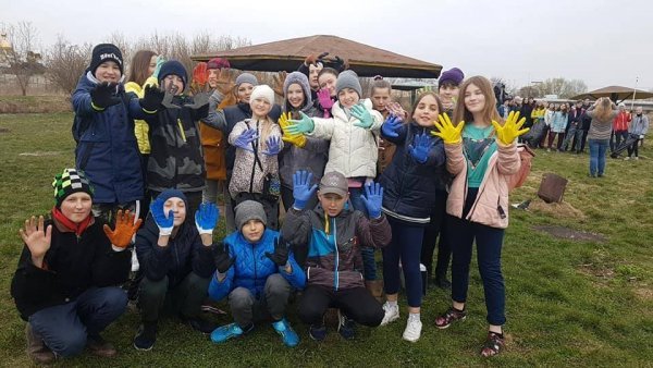 Волинські школярі висадили «Клумбу дружби». ФОТО