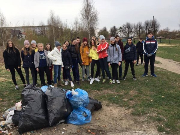 Волинські школярі висадили «Клумбу дружби». ФОТО