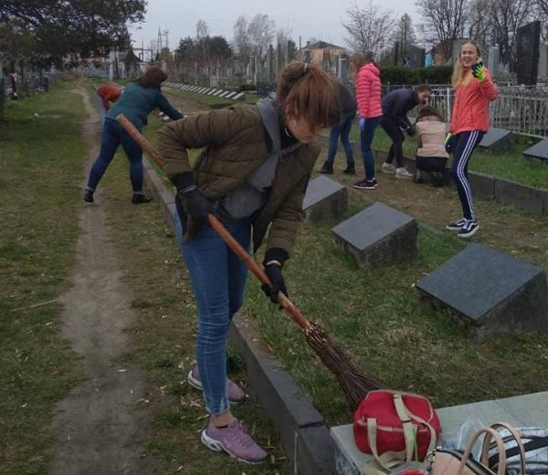 Волинські школярі висадили «Клумбу дружби». ФОТО