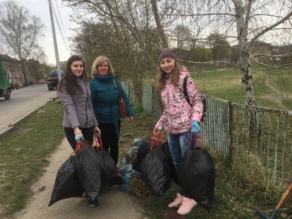 Волинські школярі висадили «Клумбу дружби». ФОТО