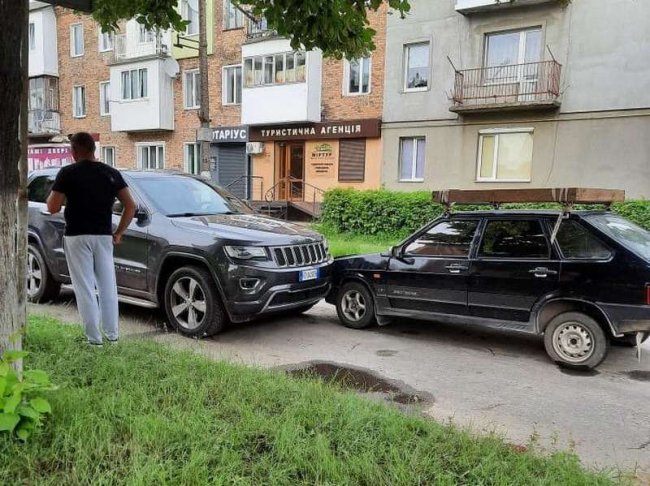 У місті на Волині зіткнулись Jeep та Lada