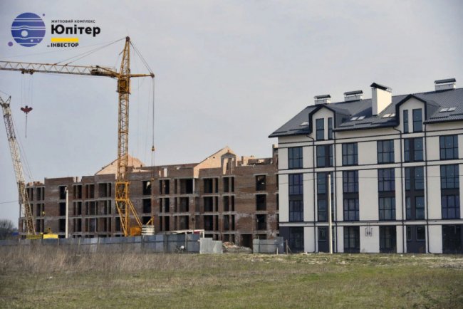 У ЖК «Юпітер» кладуть бруківку біля другого будинку. ФОТО*