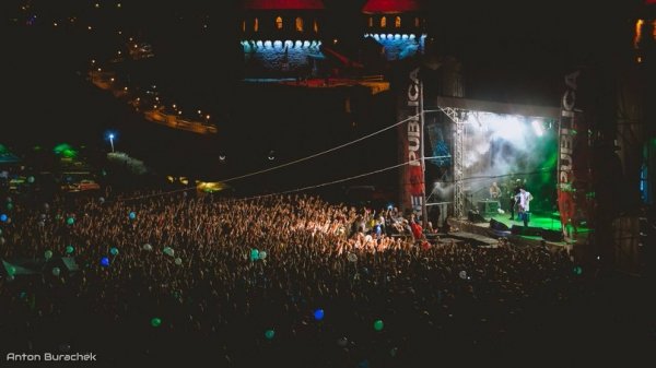 Справжній український рок, емоції та дощ: ювілейна «Реcпубліка» зібрала аншлаг. ФОТО