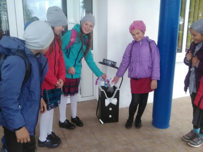 У волинській школі встановили смітники «джентльмени». ФОТО