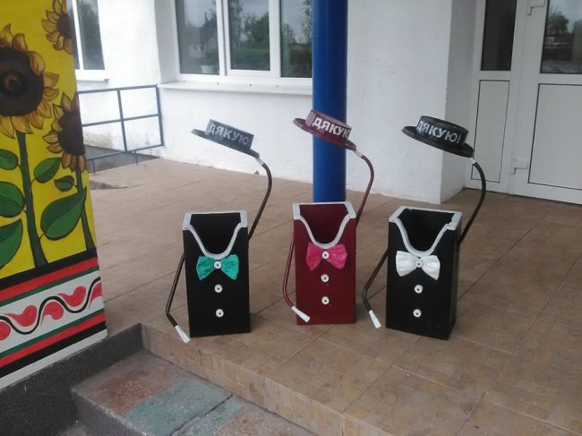 У волинській школі встановили смітники «джентльмени». ФОТО