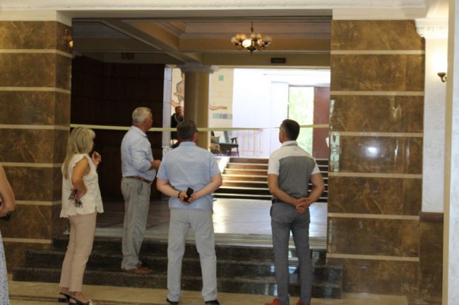 Ремонт палацу культури у Нововолинську: з радянського фойє перетворилось у просторе приміщення