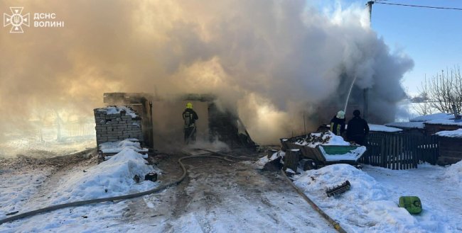 На Волині вщент згоріла господарська будівля