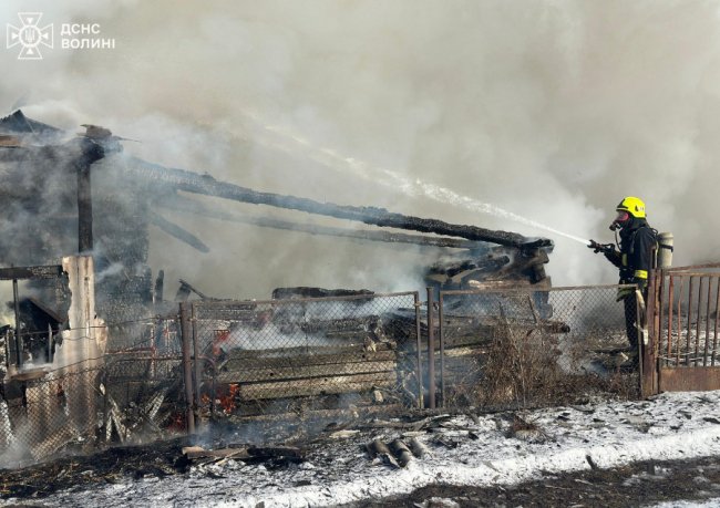 На Волині вщент згоріла господарська будівля