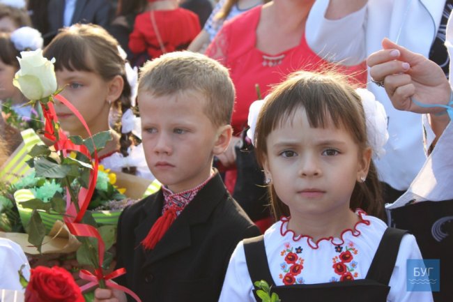 Вишиванки, квіти, бантики: у Володимирі пролунав перший дзвоник. ФОТО