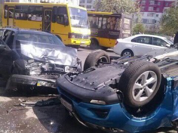 Відомі деталі аварії біля луцького суду, де автівка перекинулася на дах