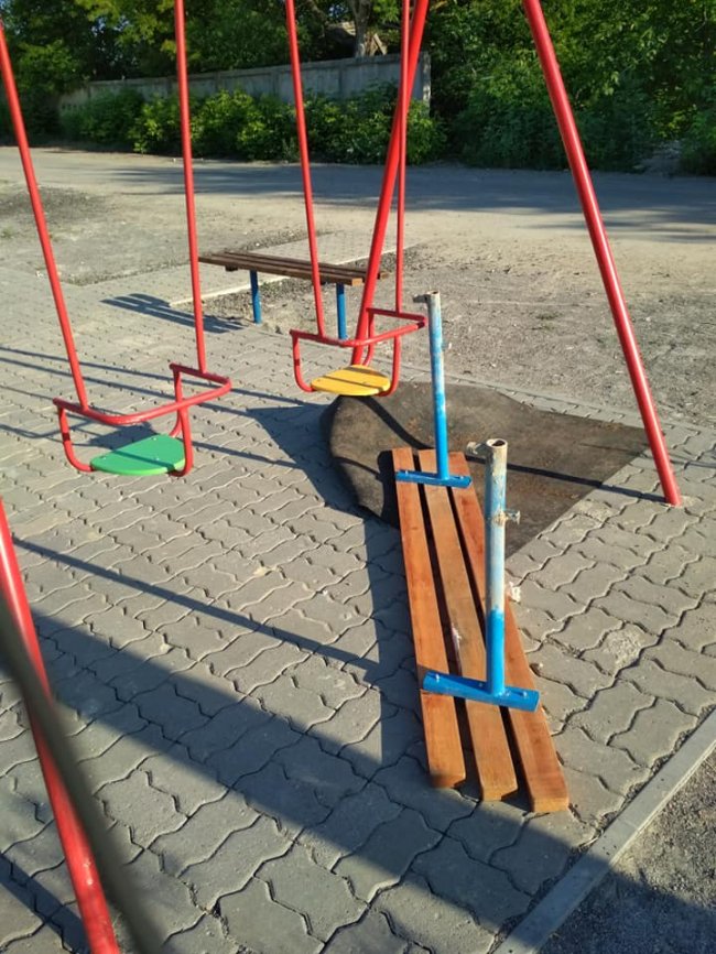 «Навчіть своїх дітей цінувати»: у Луцьку невідомі понівечили дитмайданчик