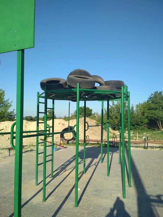 «Навчіть своїх дітей цінувати»: у Луцьку невідомі понівечили дитмайданчик