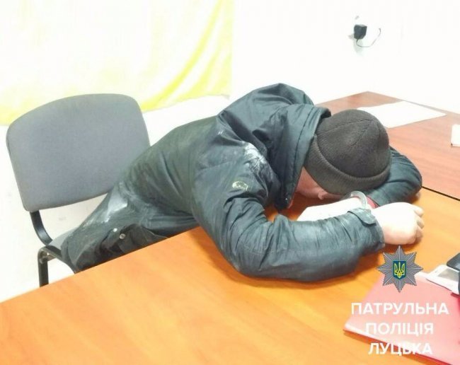 Луцькі патрульні затримали дебошира, який намагався вибити двері в квартирі