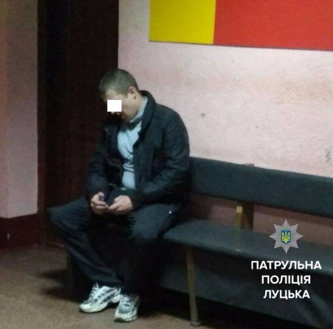 Луцькі патрульні затримали дебошира, який намагався вибити двері в квартирі